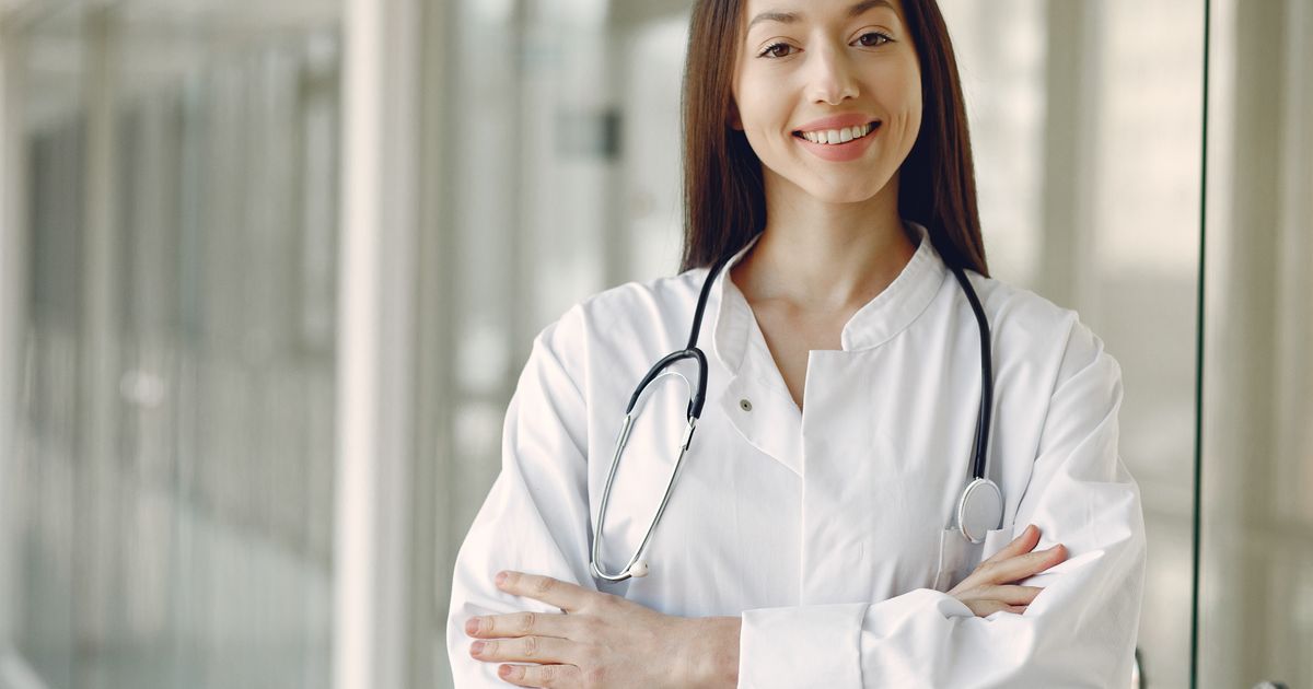 Travel nurse in Ohio hospital reviewing assignment contract